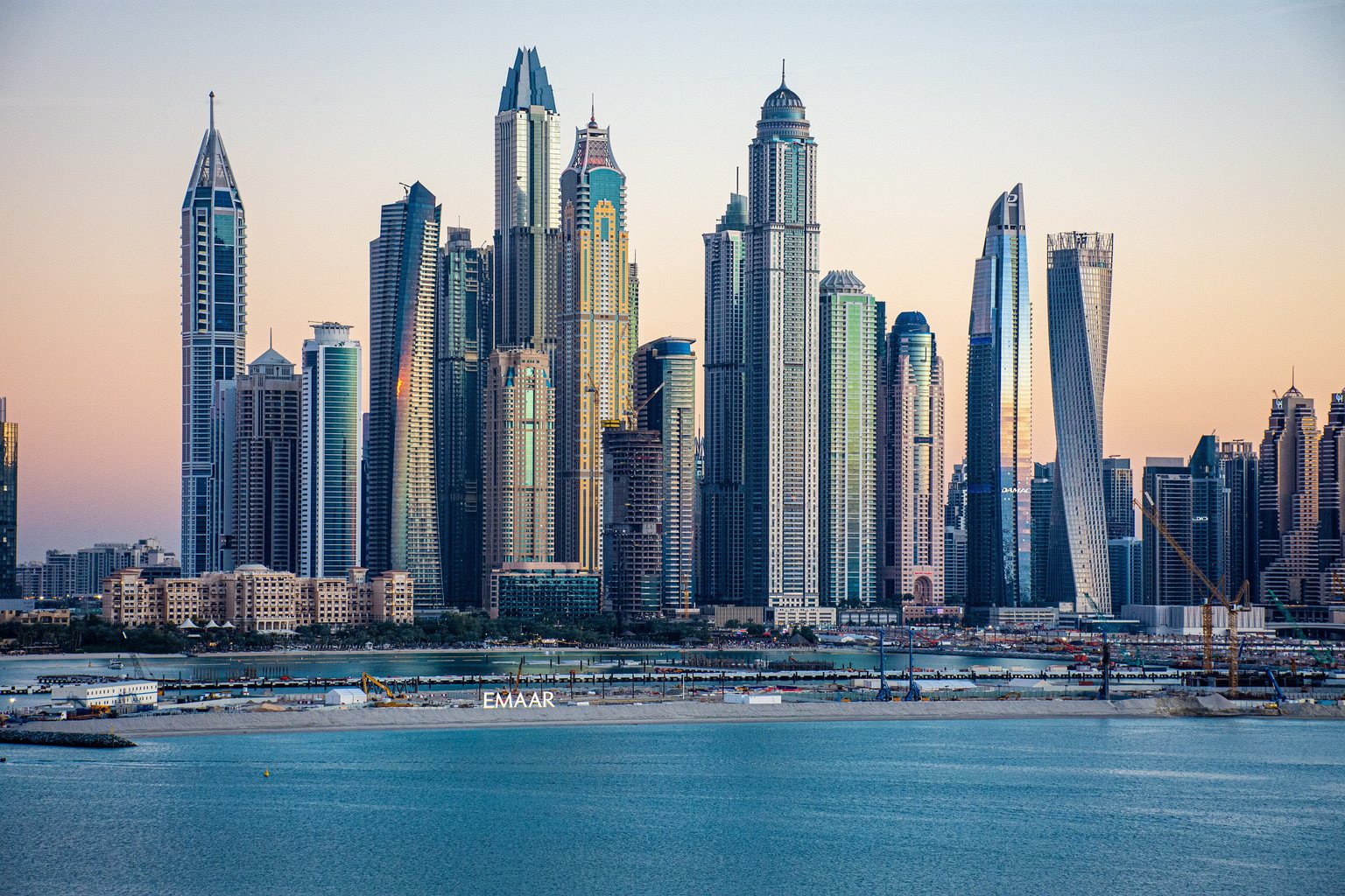 Les tours de Dubai Marina et de JBR au coucher du soleil, vues depuis la mer