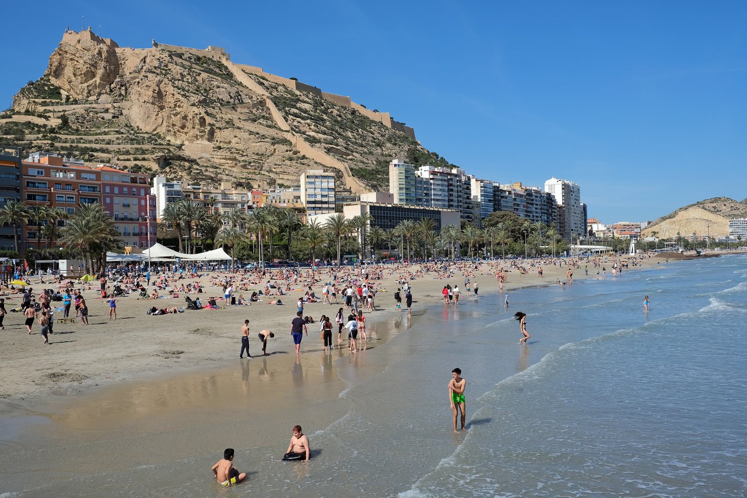 La plage du Postiguet au centre d'Alicante, sous le château de Santa Bárbara