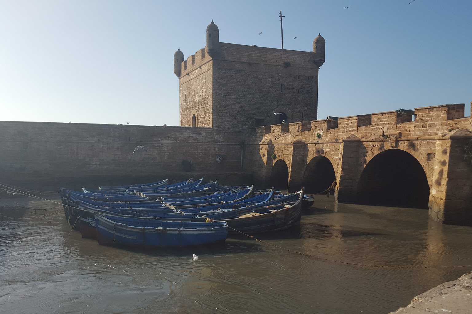La Sqala du port d'Essaouira, ses remparts et les barques bleues des pêcheurs