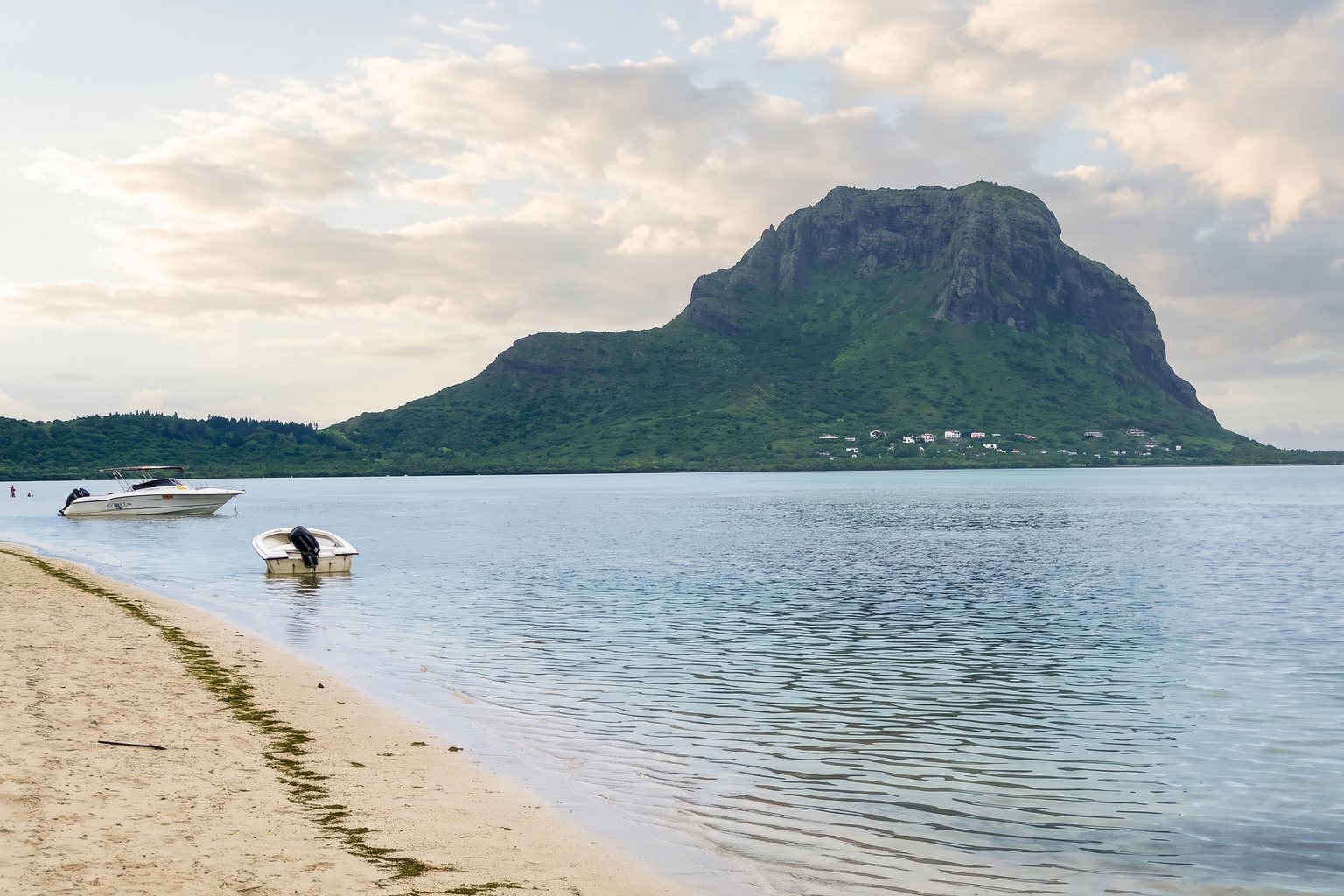 Une plage de l'île aux Bénitiers face au Morne Brabant, dans le lagon du sud-ouest de l'île Maurice
