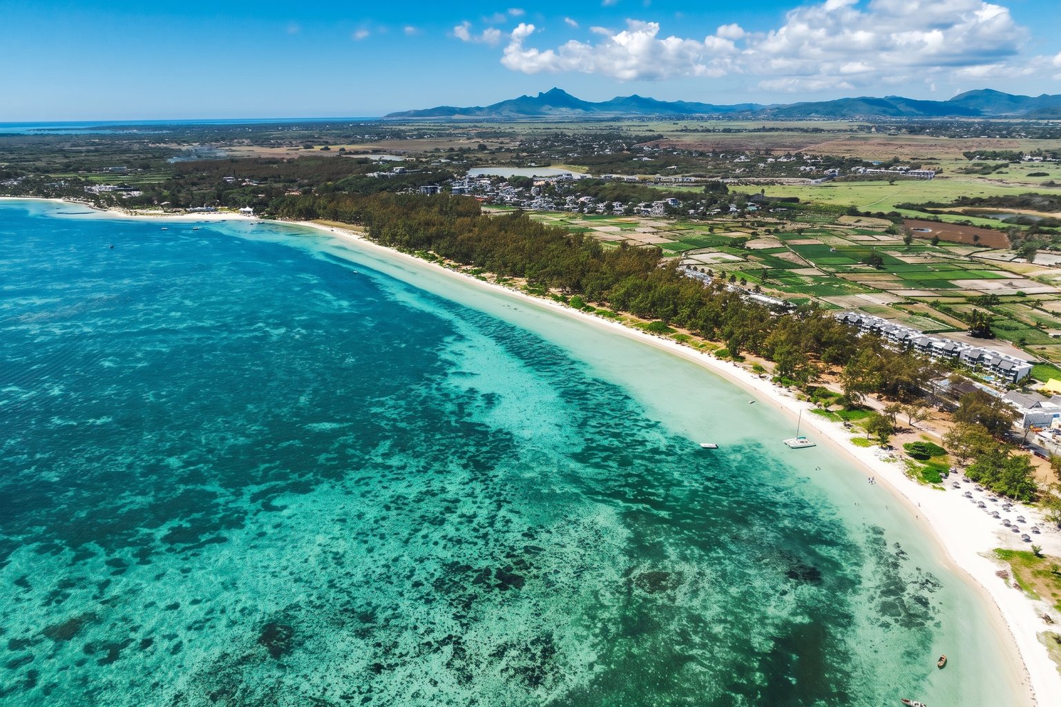 La longue plage de Belle Mare et son lagon, sur la côte est de l'île Maurice, vue du ciel