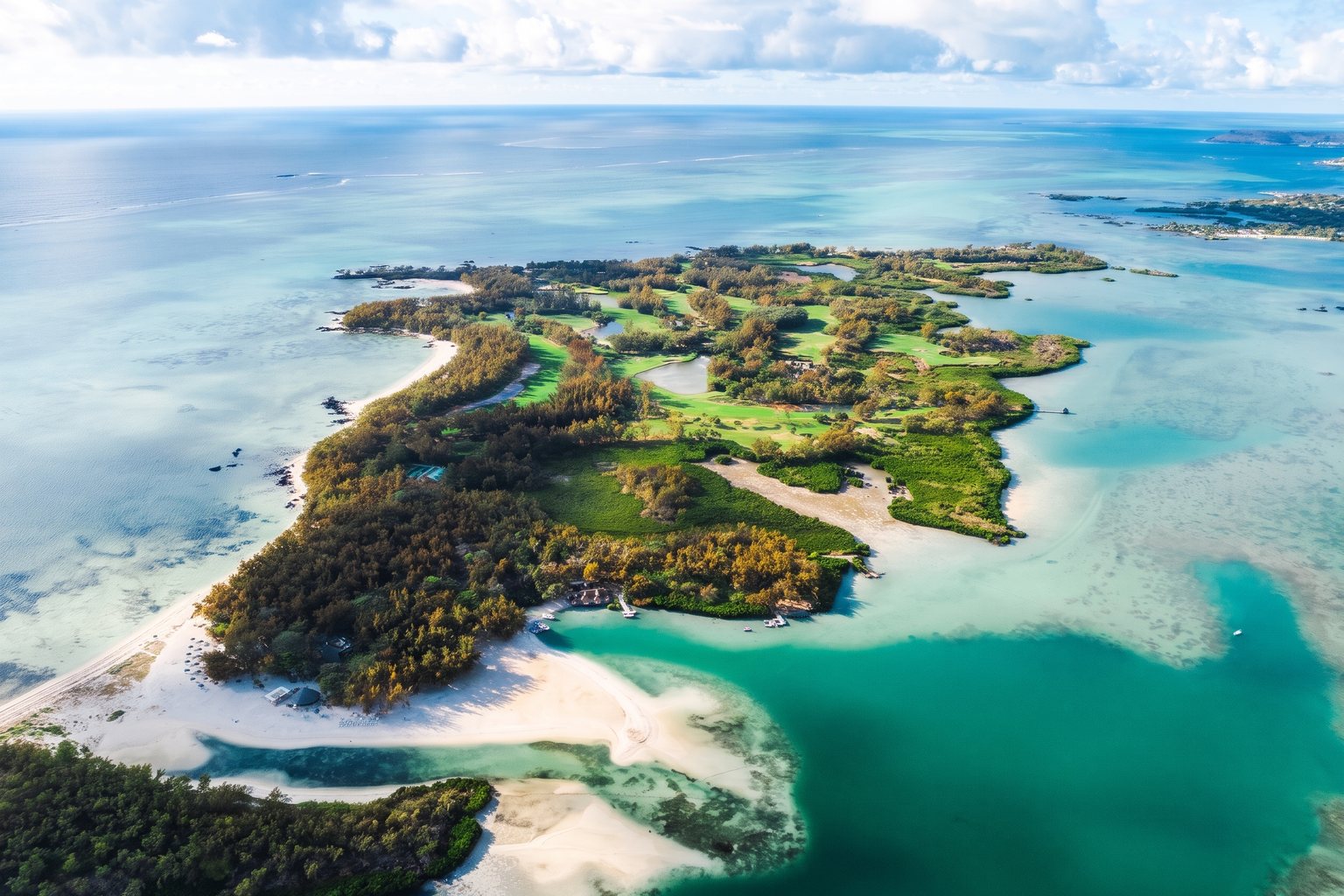 L'île aux Cerfs et son lagon turquoise vus du ciel, sur la côte est de l'île Maurice