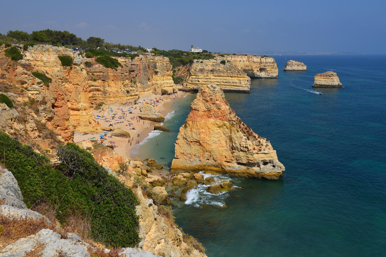 La Praia da Marinha en Algarve, ses falaises ocre et sa mer turquoise